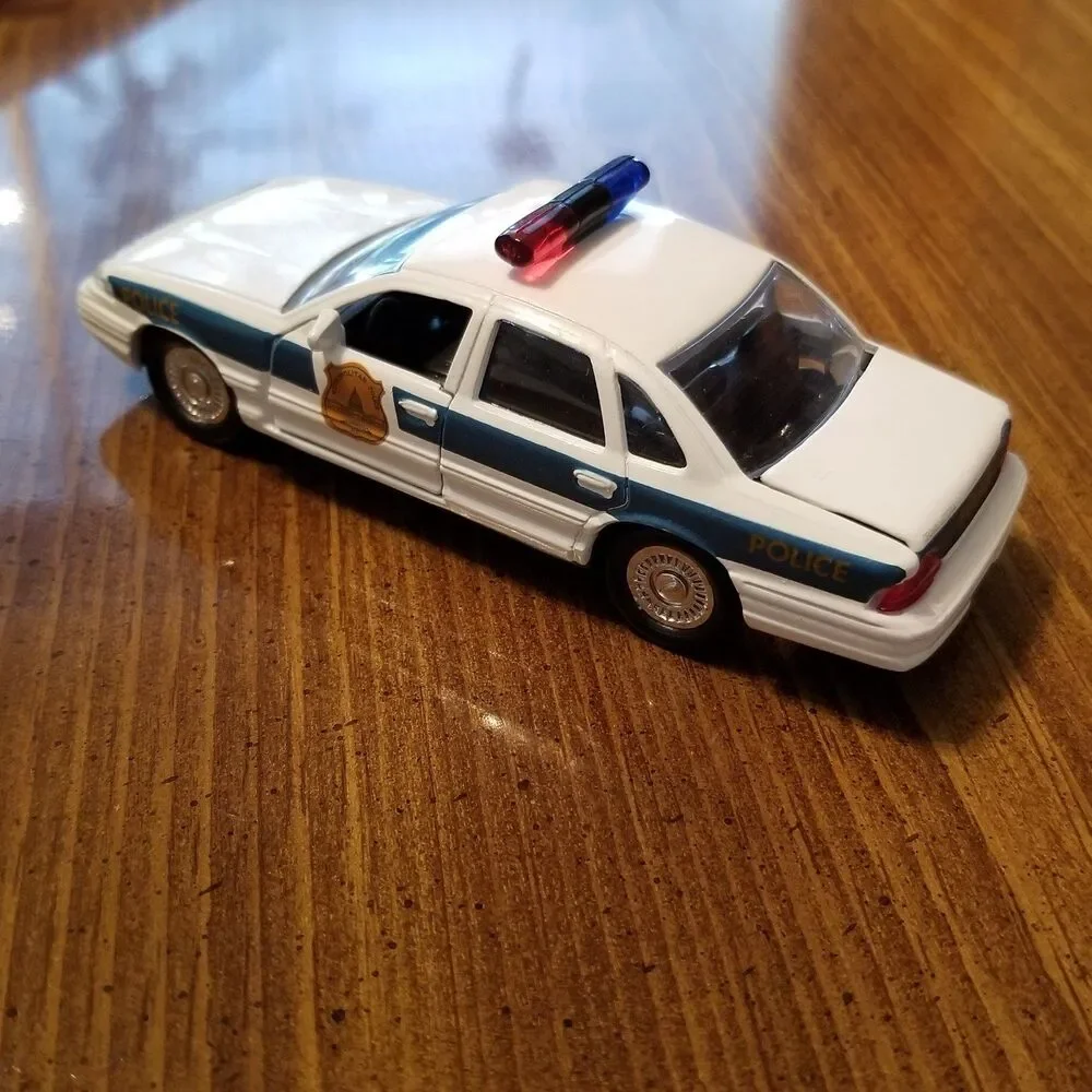 Washington D.C Metropolitan Police Road Champs die cast police car 1:43 scale